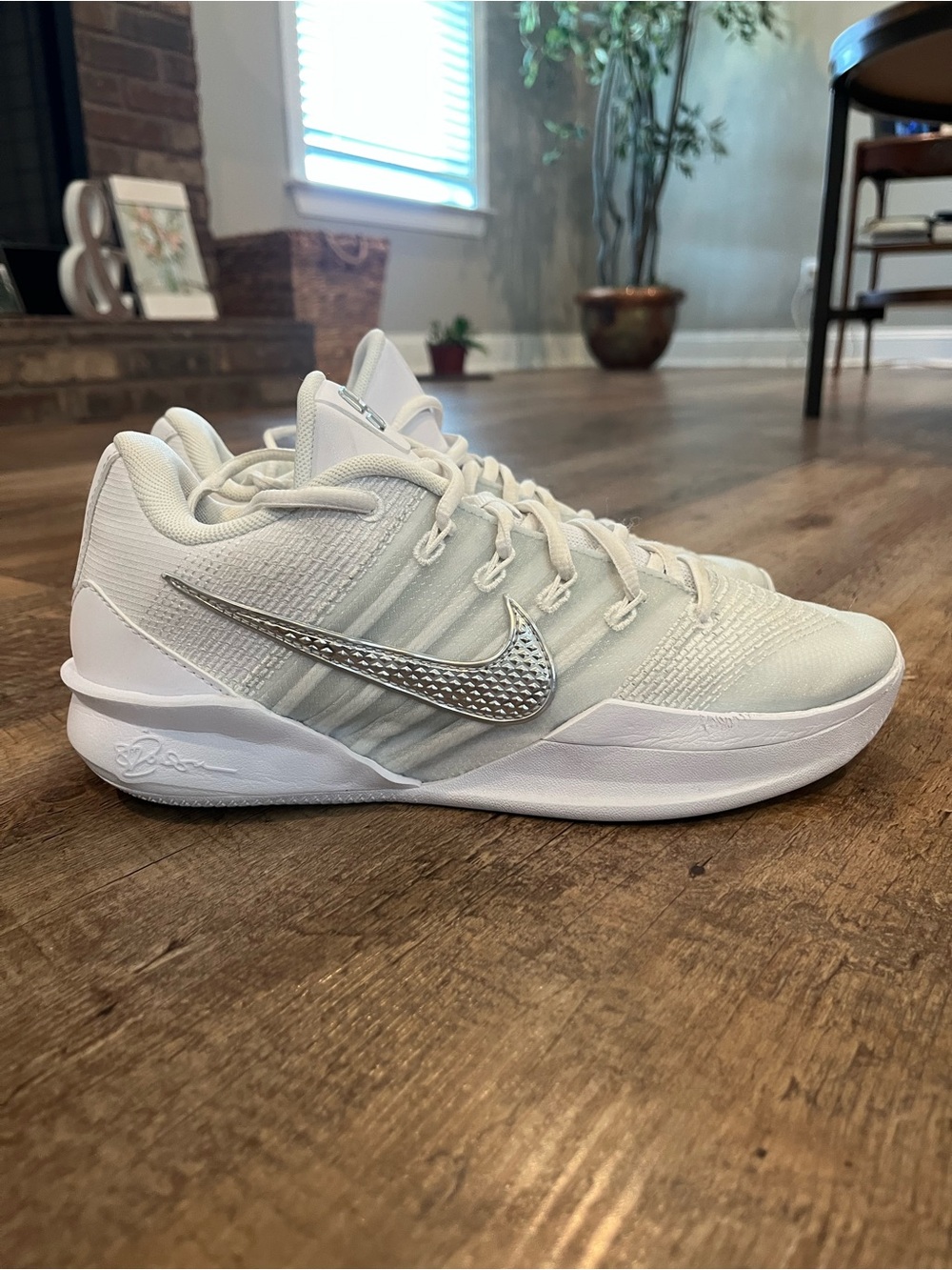 Basketball shoes